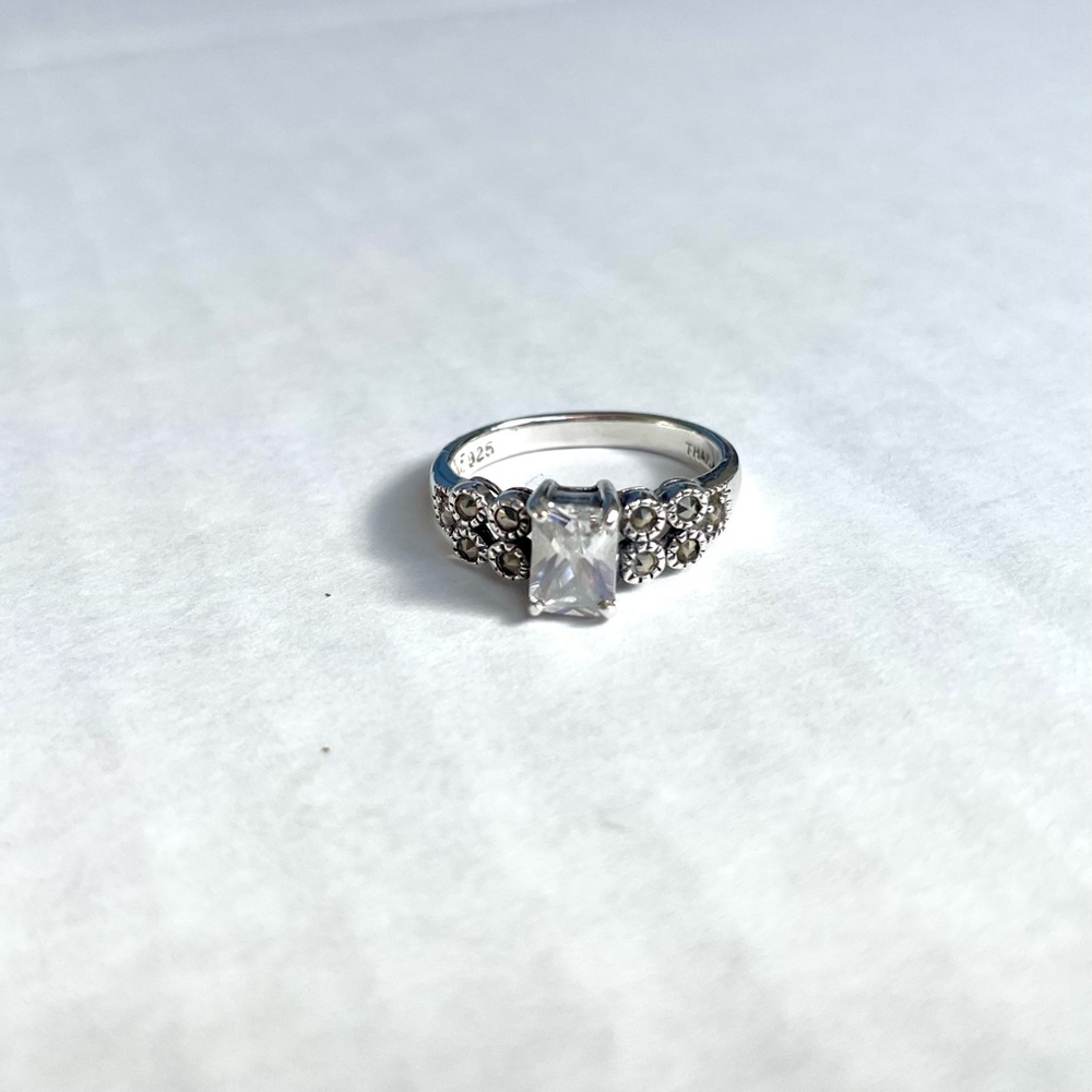EUC vtg stamped 925 silver, emerald cut prong set CZ & marcasite ring
